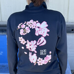 味処 海の桜勘 - 美人お姉さんのTシャツ