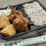 肉の吉野 - 鶏からあげ弁当・麹町コロッケ・十六穀米（700円）