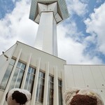 六花亭 - 空港からはバスで『五稜郭』に。五稜郭は名前のとおり星形城郭なんだけど、地上からではその形が分からないんだよね。この五稜郭タワーに昇ると五稜郭を真上から見下ろせるよ。ちびつぬ「すごく高い展望台なのよね～」