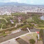 六花亭 - 五稜郭内は今は公園になっていて、中央にある建物は函館奉行所。幕末の函館開港に伴い設置されたんだけど、函館戦争後に解体。その後、五稜郭が国の特別史跡に指定されて、2010年に復元再生されたのが今の建物(有料で内部見学可)です。ちびつぬ「せっかく作ったのに奉行所は幕末の間しか使われなかったのね」