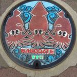 六花亭 - 見て見て～こんなマンホールを見つけたよ。やっぱり函館は新鮮な魚貝が取れるからお寿司ってイメージだけど、マンホールにもおすしって書いてあるね。ちびつぬ「つぬっこちゃん、おすい(汚水)よ！」そして2年前に来た時も立ち寄ったけど、ケーキが美味しいお店がこの近くにあるんだよね～今回もそちらに・・・