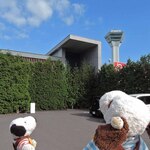 六花亭 - 五稜郭観光の後は五稜郭から歩いてすぐの所にある『六花亭』にやってきました。この緑に囲まれた建物がいい感じなんだよね。2年前に来た時と変わってないなぁ。ちびつぬ「ここからも五稜郭タワーが見えてるわね～」