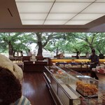 六花亭 - 店内に入ると、大きな窓から五稜郭公園が見渡せてまるで大きな絵画を見てるようだね。六花亭と言えばマルセイバターサンドが有名だけど、ここでは他にもいろんなスイーツが売られているよ。