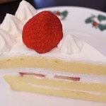 六花亭 - ケーキを選んでお支払いを済ませて喫茶コーナーで待っているとお店の人がケーキをお皿に乗せて運んできてくれるよ。ボキは、ショートケーキ250円。クリームがほんとに美味しいです。