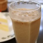 六花亭 - ドリンクは2人ともアイスカフェオレ420円。美味しいケーキによく合います。