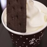 六花亭 - まだ食べられそうだったので、気になっていたマジリッケナシソフト320円もいただいてみることに。ミルク濃厚で美味しい～