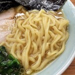 家系ラーメン 近藤家 本店 - 酒井の麺はモッチリしててスープとの相性は最高。