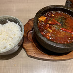 ロンフーダイニング - 麻婆豆腐定食 デビル の 石焼麻婆豆腐とご飯