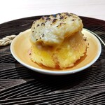 御料理 竹寳 - 揚げたイチジクに白みそにベシャメルソールを炙ったタレ