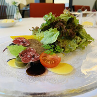 シェムラブルリス - ② 牛肉リエット、ソシソン（サラミ）、低温調理のササミ、2種のソース（柚木マスタード、バルサミコ）
                    3種のアクセント（ナッツ、チーズ、レーズン）