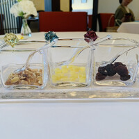 シェムラブルリス - ② 3種のアクセント（ナッツ、チーズ、レーズン）