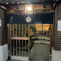 石ばし - 都営バス、東五軒町バス停下車、3分ほど。