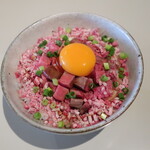 シロクマ食堂 - 軽くスモークした角切りローストビーフ丼 2021.9月