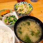 季節料理 漁亭 - サラダ、小鉢はひんやり。味噌汁しっかり熱い。