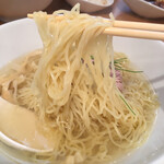 中華飯店 キンサン - 極細縮れ麺 透き通ったスープ