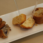 La Cachette - ベーカリーショップの商品の試食