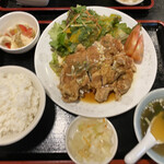 広州 - カリッと揚がった油淋鶏が香ばしくて美味しい。
