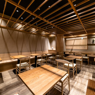 上質で落ち着いた雰囲気の店内は、お仲間内や接待でのご会食にも