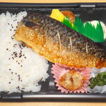 うおひで - サバの塩焼弁当（￥430）。副菜は揚げシュウマイ・厚焼卵・ミートボール・ポテトサラダ・漬物・梅干