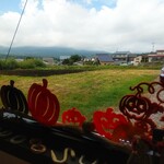 CAFE Soo＆Suu - 窓から黒姫　曇　　ここに昔は公園が