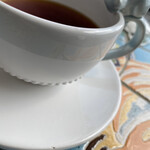 カフェ ビー カルイザワ - 猫ちゃんが飲んでます、かわいい