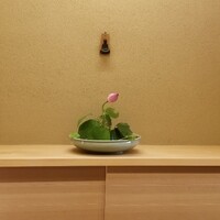 米増 - 白木のカウンター、塗りの壁、蓮の花を1輪活けられており、季節感もあります。
                    カウンター8席、ゆとりを持たせた配席。