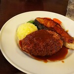 キッチンノダヤ - 日替りランチは、チーズ入りハンバーグと鰤の照焼、浅蜊入りコンソメスープ、サラダ、御飯で￥８５０