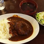 キッチンノダヤ - メンチカツカレー、浅蜊入りコンソメスープ、サラダで￥８５０です。
