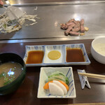 磐梯 - 目の前で焼いてくれて、そのまま鉄板からお箸でいただきます。うまい！タレのお皿は右がいわゆる焼肉のタレ、真ん中がカラシ、左はポン酢。もやし炒めはポン酢がおすすめとのこと。確かに。