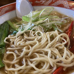 いせのじょう - 辛口ラーメン、麺アップ