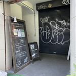 Tokyo salonard cafe : dub - ビルの入口(階段を上って2階)