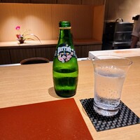 日本料理FUJI - 緊急事態宣言中のためアルコールの提供は中止、ドリンクはペリエ２本