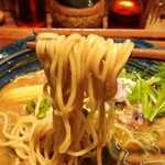 燻製麺 燻 - 麺の感じ　低加水麺