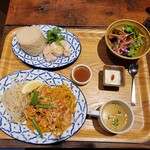 生麺パッタイ専門店 新宿ディパッタイ - 自家製生麺パッタイ＋ミニカオマンガイセット