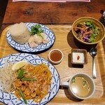 生麺パッタイ専門店 新宿ディパッタイ - 自家製生麺パッタイ＋ミニカオマンガイセット