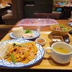 Nama Pattai Semmon Ten Shinjuku Dhi Pattai - 自家製生麺パッタイ＋ミニカオマンガイセット