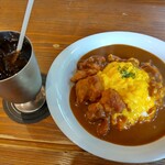 ピット - オムカレー（から揚げのせ）とアイスコーヒー