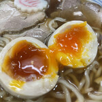 温泉ラーメン八方美人 - 特製しょうゆ1,000円の煮卵のアップ