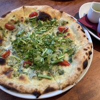 マーケットレストラン AGIO ルミネ横浜店 - 釜揚げシラスとクレソンのピッツァ1480円税込、以下内税表記、イタリア産オレンジオイルと粗挽き唐辛子添え、オレンジオイルの香りがとてもよかった。