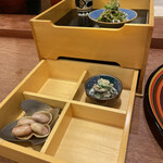 茂幸 - お重！茹で落花生、白和え、万願寺唐辛子の炒め物(これ大皿で欲しい)、あーっ奥のやつなんだっけ！茶碗蒸しとかだっけだった気がするなぁ