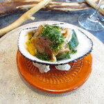 ブラッスリー ラルドワーズ - 赤貝 酢味噌バーニャカウダソース バジルのパウダー 発酵野菜