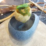 ブラッスリー ラルドワーズ - 揚げた生地の中に入ったマグロのタルタルとウニ カボチャのピューレ