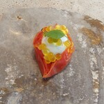 ブラッスリー ラルドワーズ - セミドライ状にしたトマト、入江牧場のモッツァレラ、キャビアオリーブオイル、ミントの一口カプレーゼ