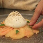 ブッラータチーズと季節のフルーツのサラダ