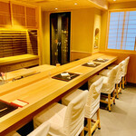 Nihon Ryouri Ryuuen - ◎店内は木目調で網代天井と吉野杉の一枚板のカウンターが眩い。コロナ対策で席数を減らし間隔を空けて座らせている。今夜は5人のみ。