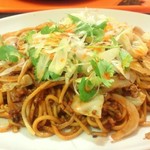 ピリ辛焼きそば（大）　　790円　　パクチーのトッピング。2012.7月撮影。