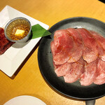 Yakiniku Kingu - 左が花咲上ロース、右がタン