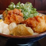 丸亀製麺 - タル鶏天ぶっかけ(並)(温)(690円)(サイドビュー)