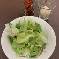 紅花別館 - サラダとらっきょう、福神漬