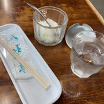 とら食堂 - お冷やと玉ねぎ